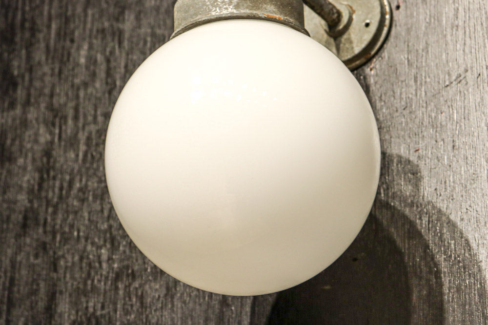 丸いシルエットの笠から優しい明りが漏れるブラケット　DC8157