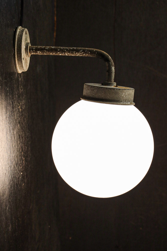 丸いシルエットの笠から優しい明りが漏れるブラケット　DC8157