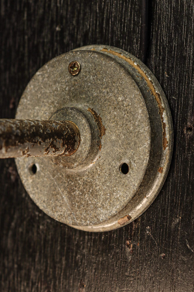 丸いシルエットの笠から優しい明りが漏れるブラケット　DC8157