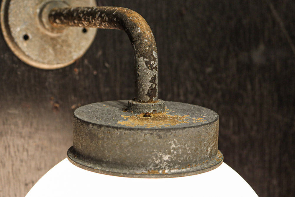 丸いシルエットの笠から優しい明りが漏れるブラケット　DC8157