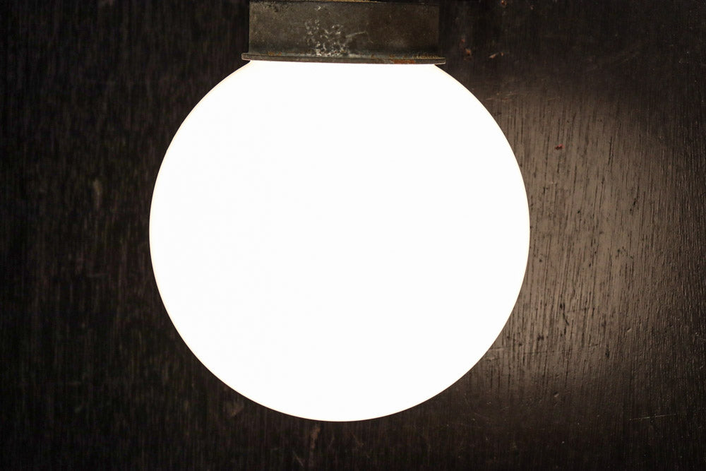 丸いシルエットの笠から優しい明りが漏れるブラケット　DC8157