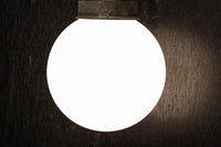 丸いシルエットの笠から優しい明りが漏れるブラケット　DC8157