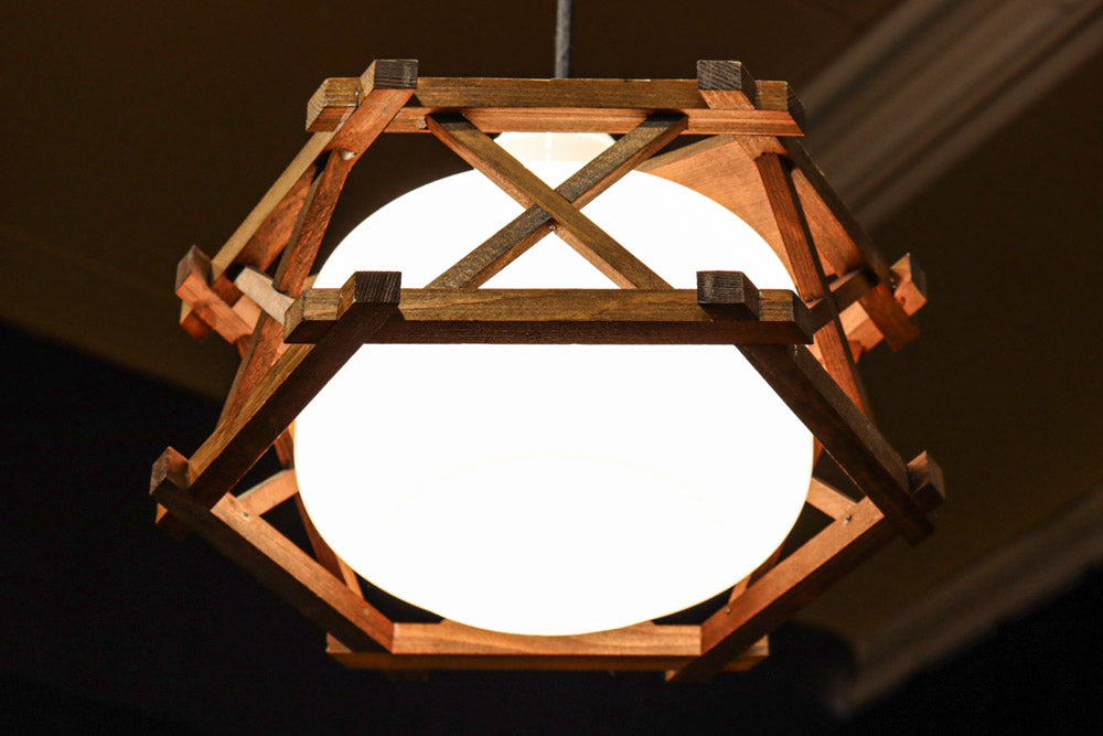 六角形の木枠が和モダンに飾る電笠　DC8159