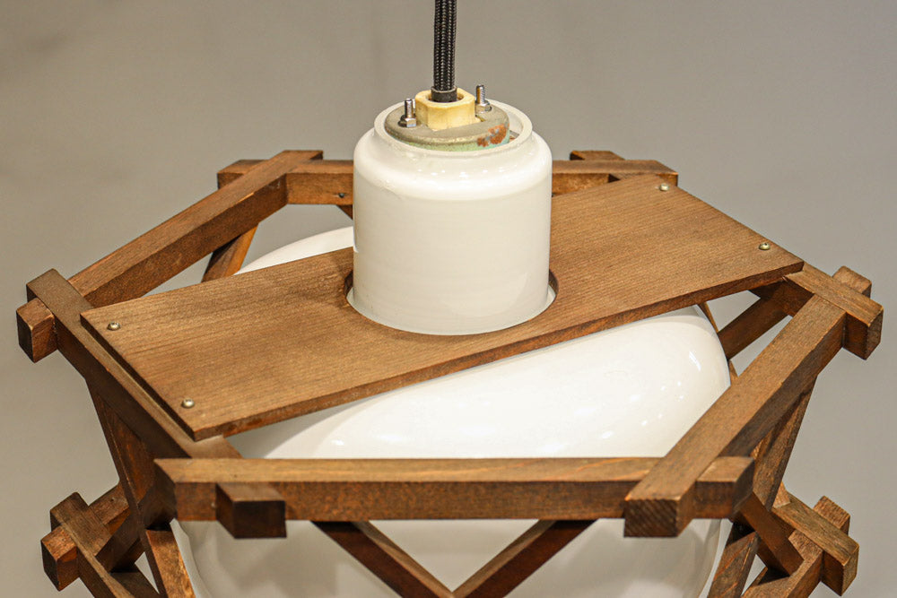 六角形の木枠が和モダンに飾る電笠　DC8159