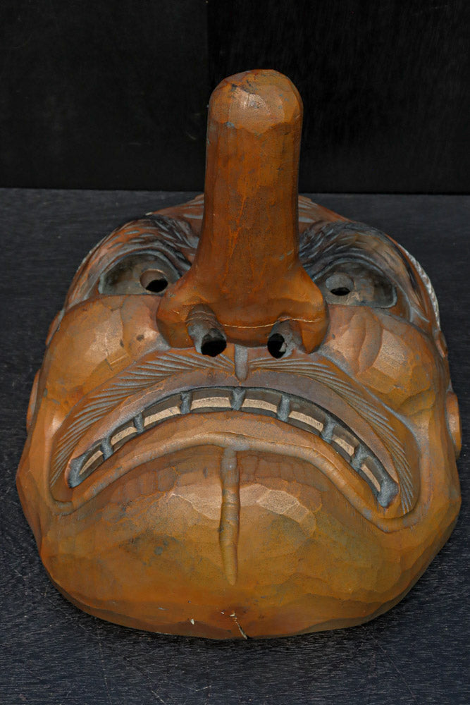 大型!! 珍品!! 気迫溢れる表情の風格ある木彫の大きな天狗面　DC8160