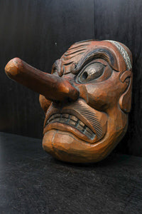 大型!! 珍品!! 気迫溢れる表情の風格ある木彫の大きな天狗面　DC8160