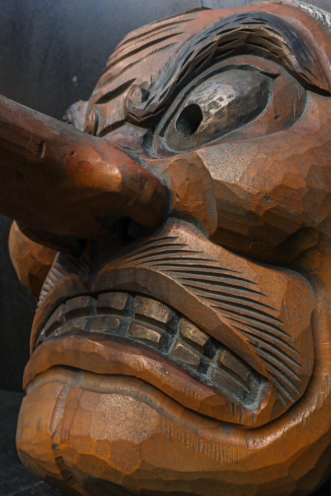 大型!! 珍品!! 気迫溢れる表情の風格ある木彫の大きな天狗面