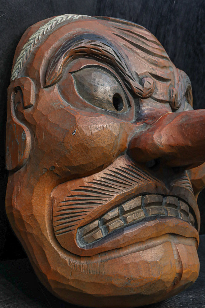 大型!! 珍品!! 気迫溢れる表情の風格ある木彫の大きな天狗面　DC8160