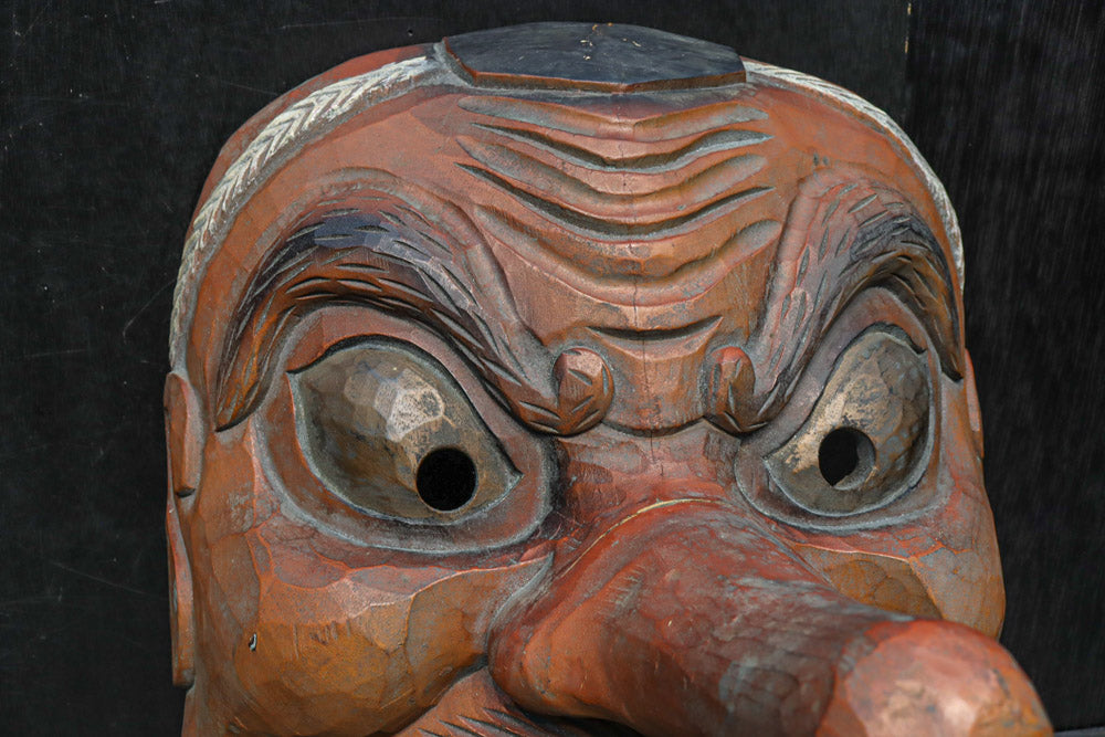 大型!! 珍品!! 気迫溢れる表情の風格ある木彫の大きな天狗面　DC8160