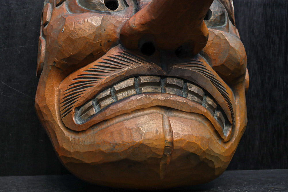 大型!! 珍品!! 気迫溢れる表情の風格ある木彫の大きな天狗面　DC8160