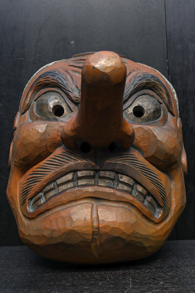 大型!! 珍品!! 気迫溢れる表情の風格ある木彫の大きな天狗面　DC8160