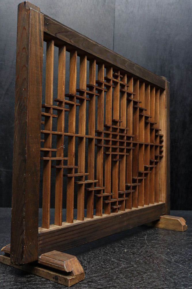 小サイズ!! 菱の縦霞模様が浮かぶ欄間の小型衝立　DC8162