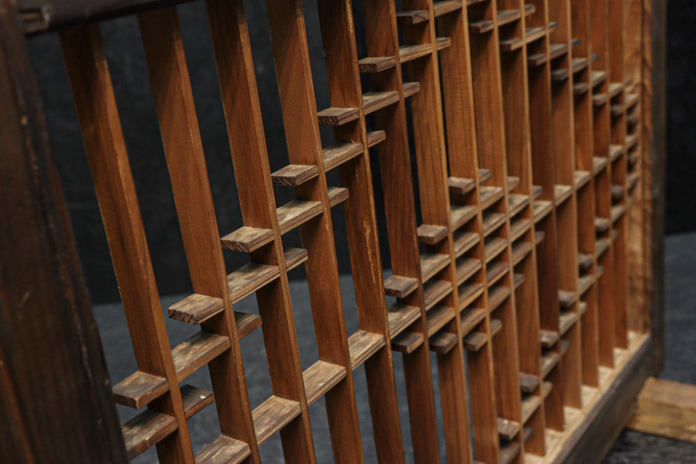 小サイズ!! 菱の縦霞模様が浮かぶ欄間の小型衝立　DC8162