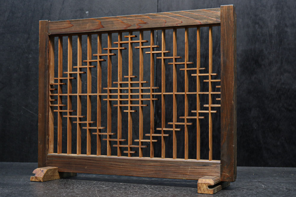 小サイズ!! 菱の縦霞模様が浮かぶ欄間の小型衝立　DC8162