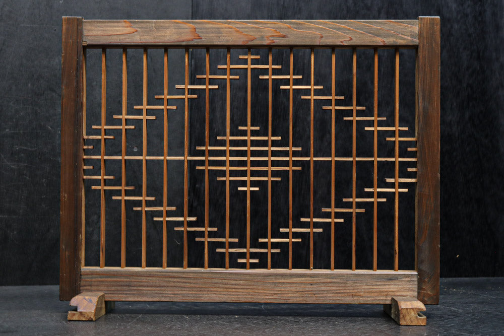 小サイズ!! 菱の縦霞模様が浮かぶ欄間の小型衝立　DC8162