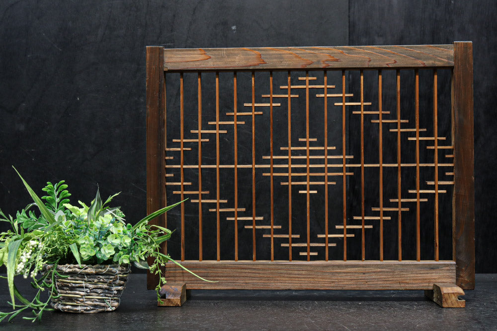 小サイズ!! 菱の縦霞模様が浮かぶ欄間の小型衝立　DC8162