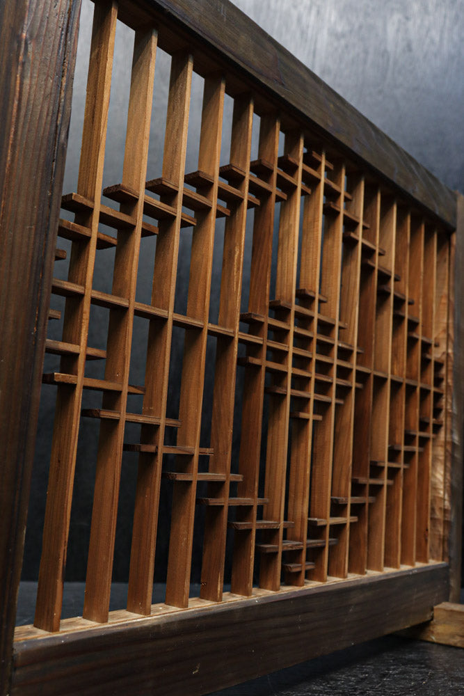 小サイズ!! 菱の縦霞模様が浮かぶ欄間の小型衝立　DC8162