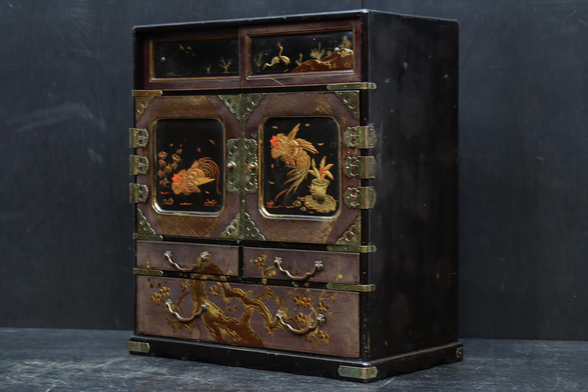 黒枠で格調ある鶏の蒔絵観音戸付き小箪笥 DC8176 – 古福庵 [ KOFUKUAN