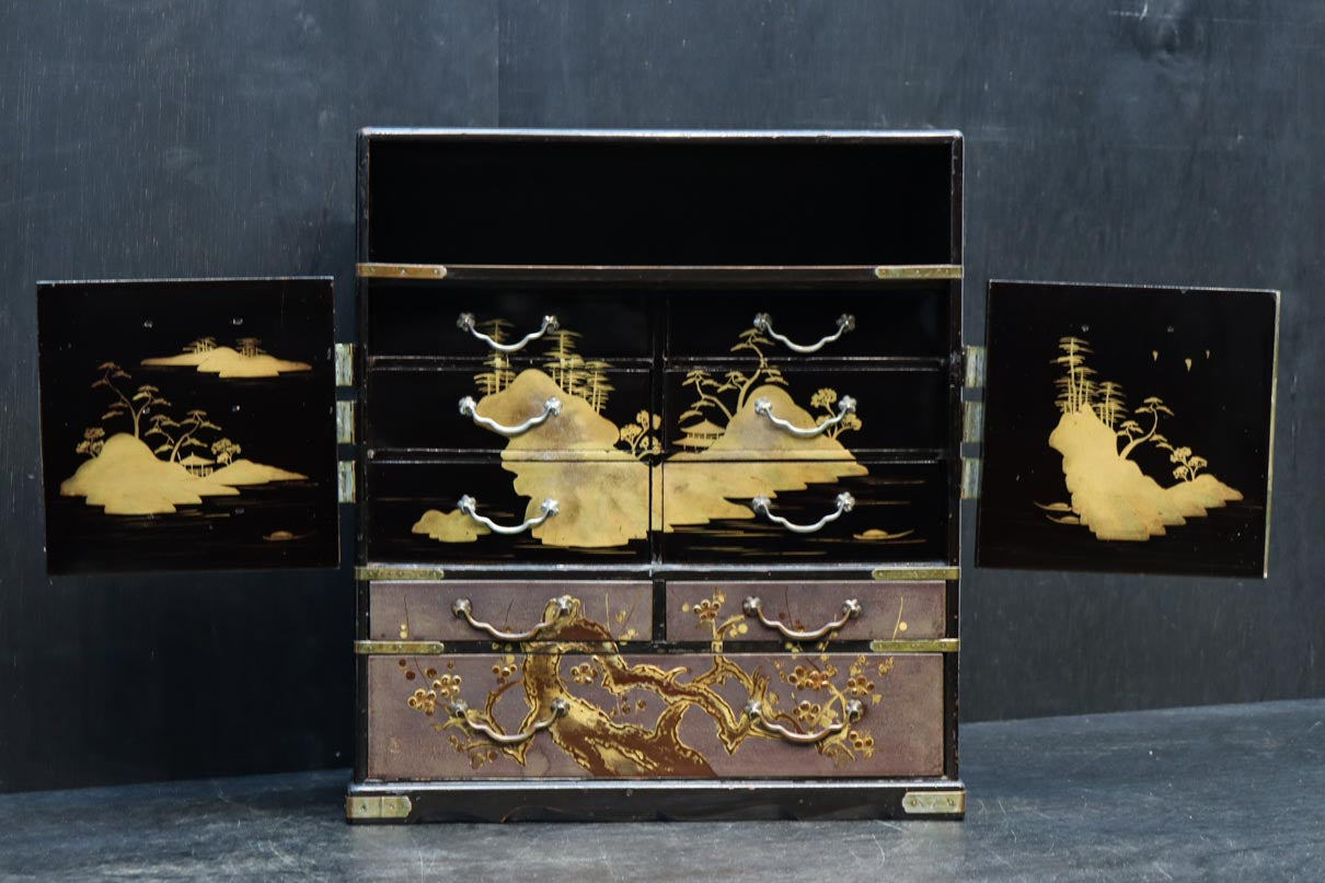黒枠で格調ある鶏の蒔絵観音戸付き小箪笥 DC8176 – 古福庵