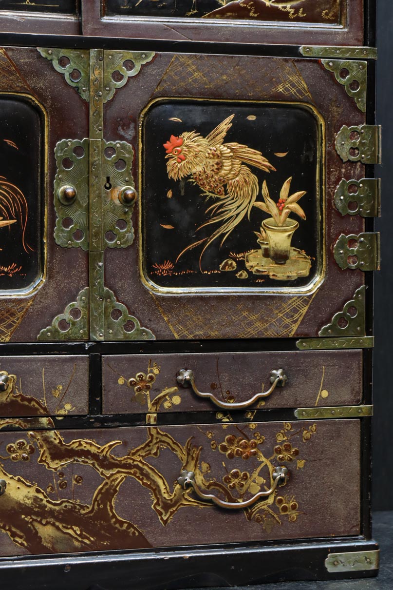 黒枠で格調ある鶏の蒔絵観音戸付き小箪笥 DC8176 – 古福庵
