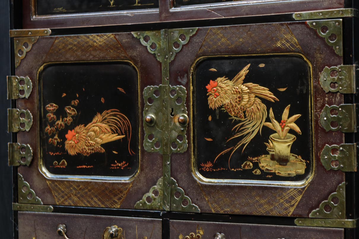 【期間限定値下げ】茶箪笥　アンティーク 黒枠で格調ある鶏の蒔絵観音戸付き小箪笥 DC8176 – 古福庵