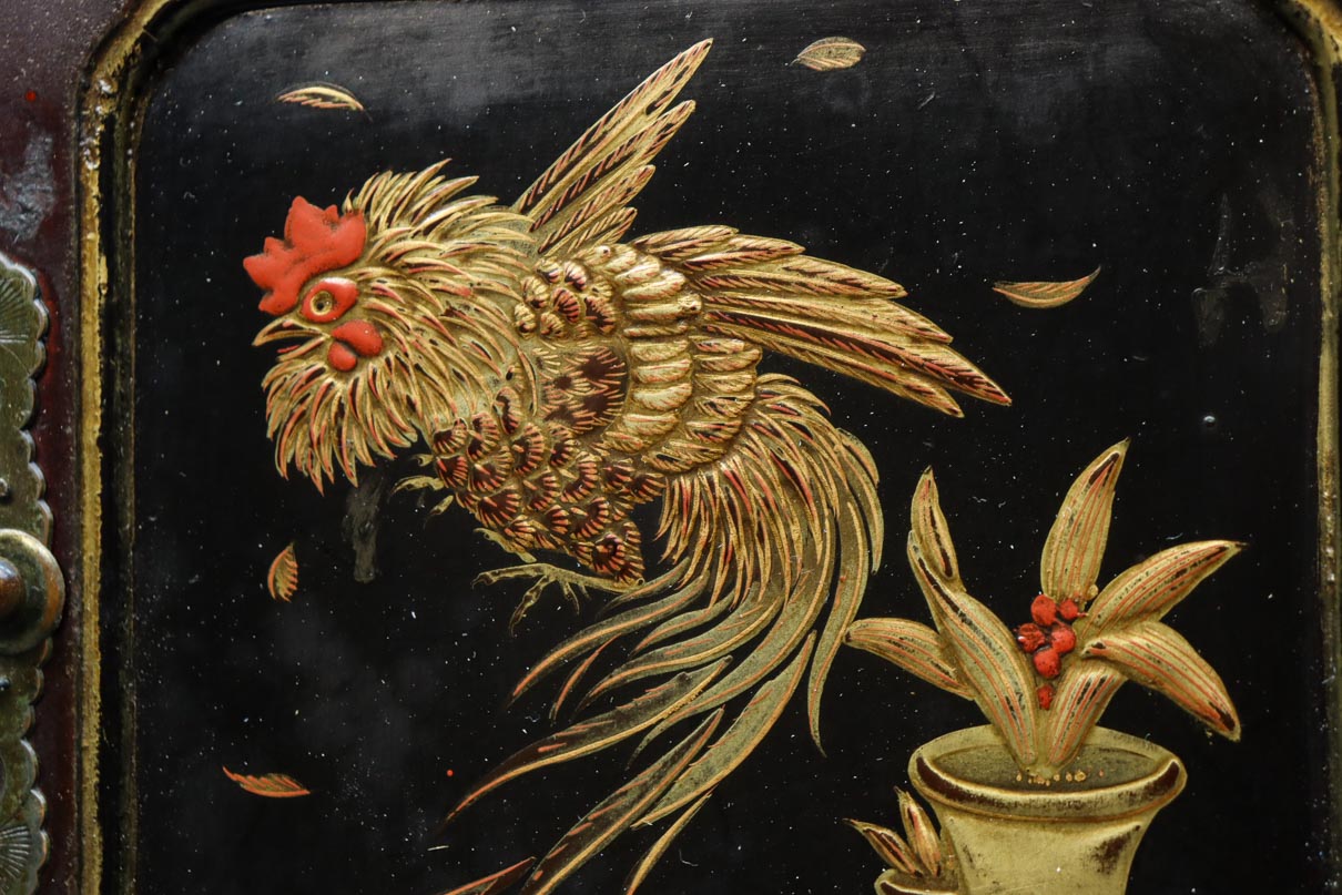 黒枠で格調ある鶏の蒔絵観音戸付き小箪笥 DC8176 – 古福庵 [ KOFUKUAN