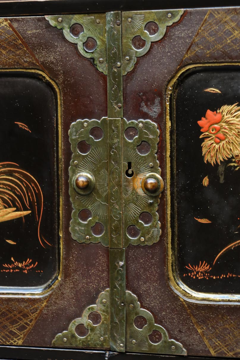 黒枠で格調ある鶏の蒔絵観音戸付き小箪笥 DC8176 – 古福庵