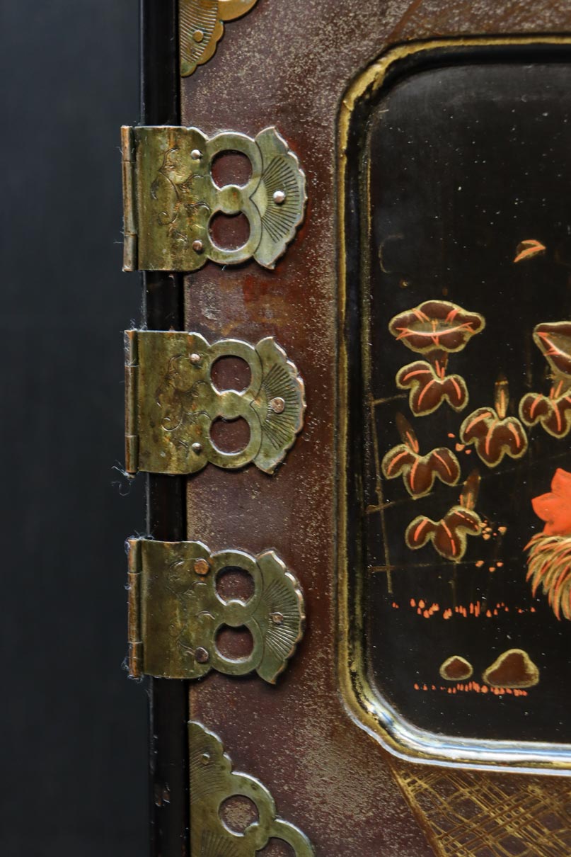 黒枠で格調ある鶏の蒔絵観音戸付き小箪笥 DC8176 – 古福庵