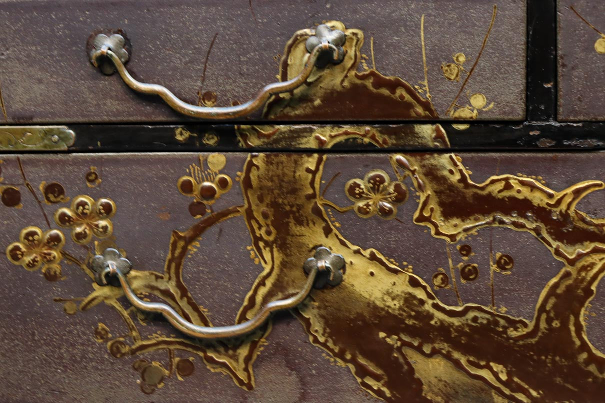 黒枠で格調ある鶏の蒔絵観音戸付き小箪笥 DC8176 – 古福庵 [ KOFUKUAN