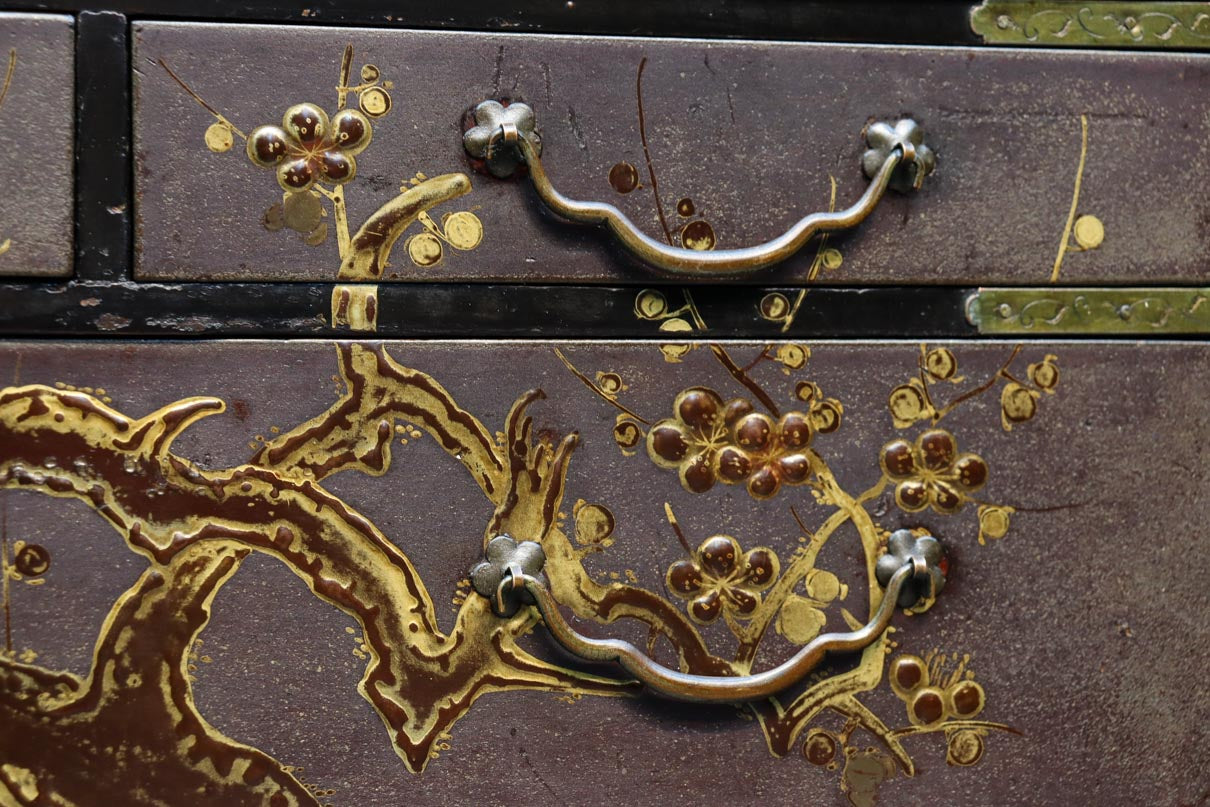 黒枠で格調ある鶏の蒔絵観音戸付き小箪笥 DC8176 – 古福庵