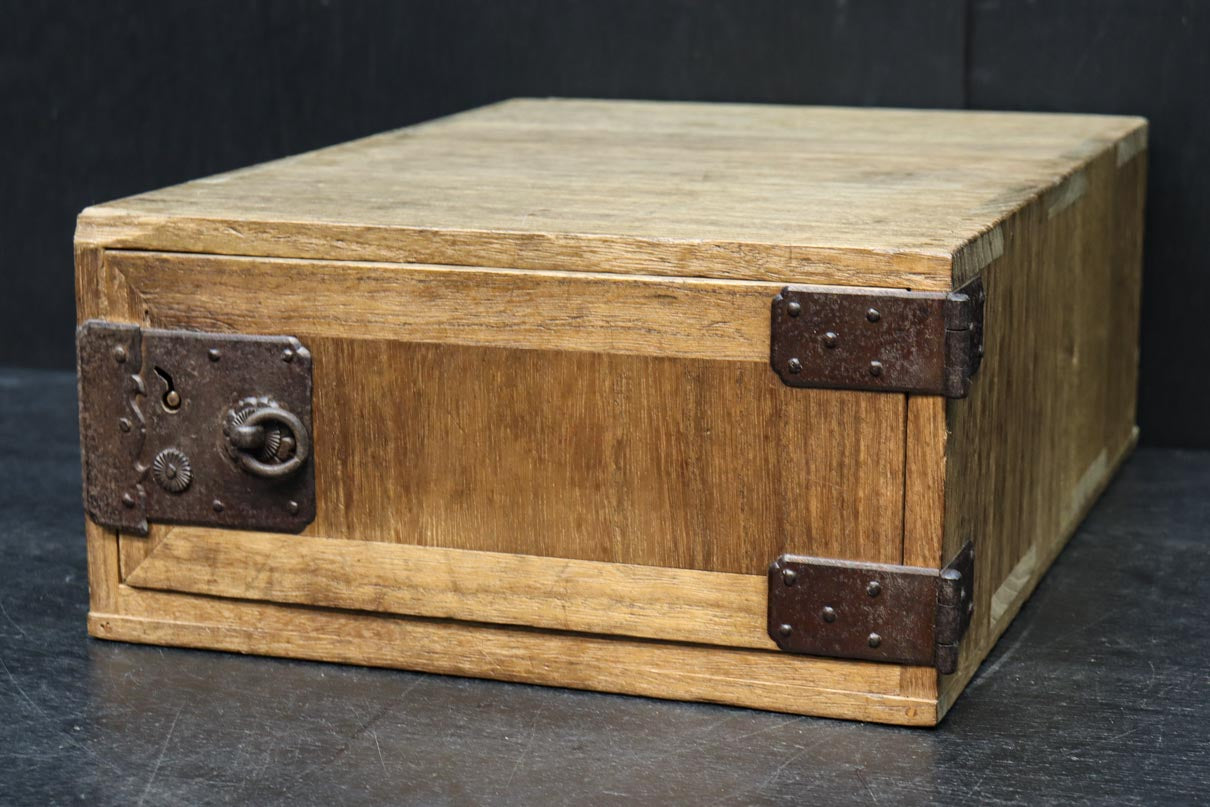 素朴な面持ちある開き戸付き変わり小箪笥　DC8179