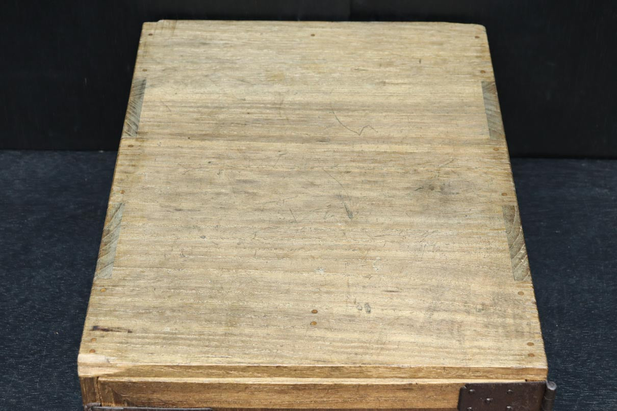 素朴な面持ちある開き戸付き変わり小箪笥　DC8179