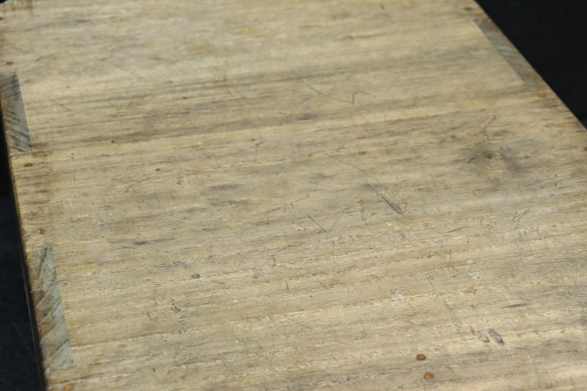 素朴な面持ちある開き戸付き変わり小箪笥　DC8179