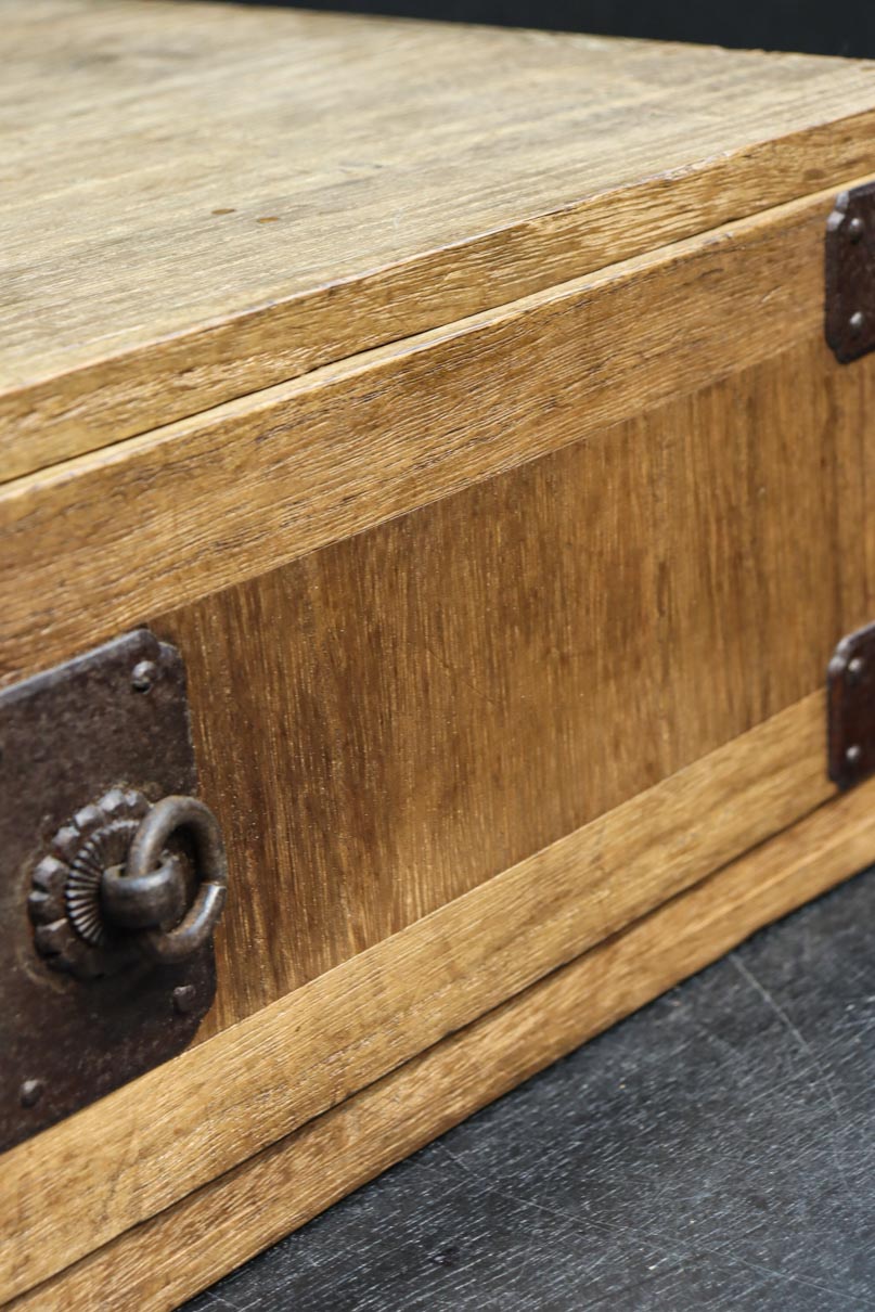 素朴な面持ちある開き戸付き変わり小箪笥　DC8179