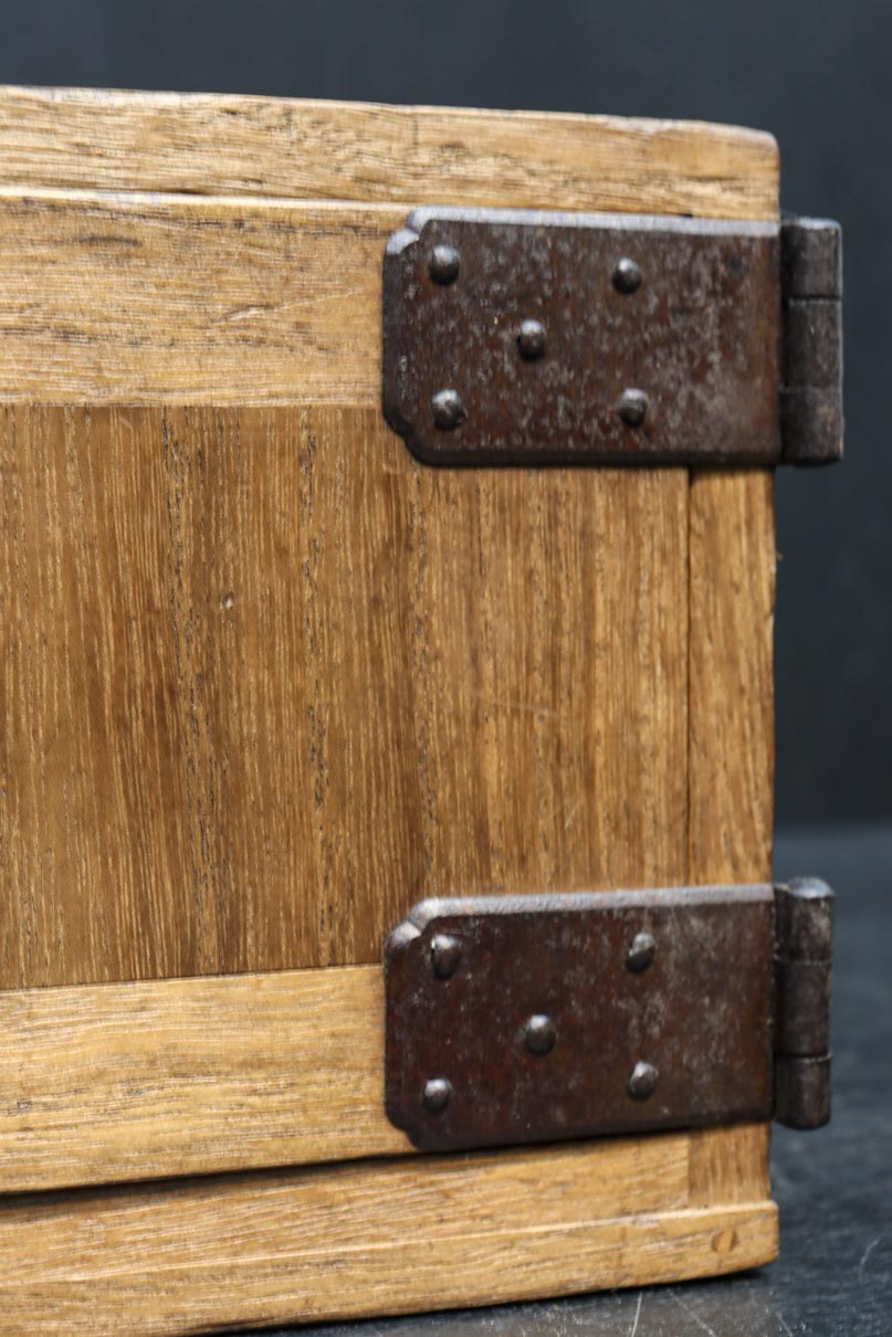 素朴な面持ちある開き戸付き変わり小箪笥　DC8179