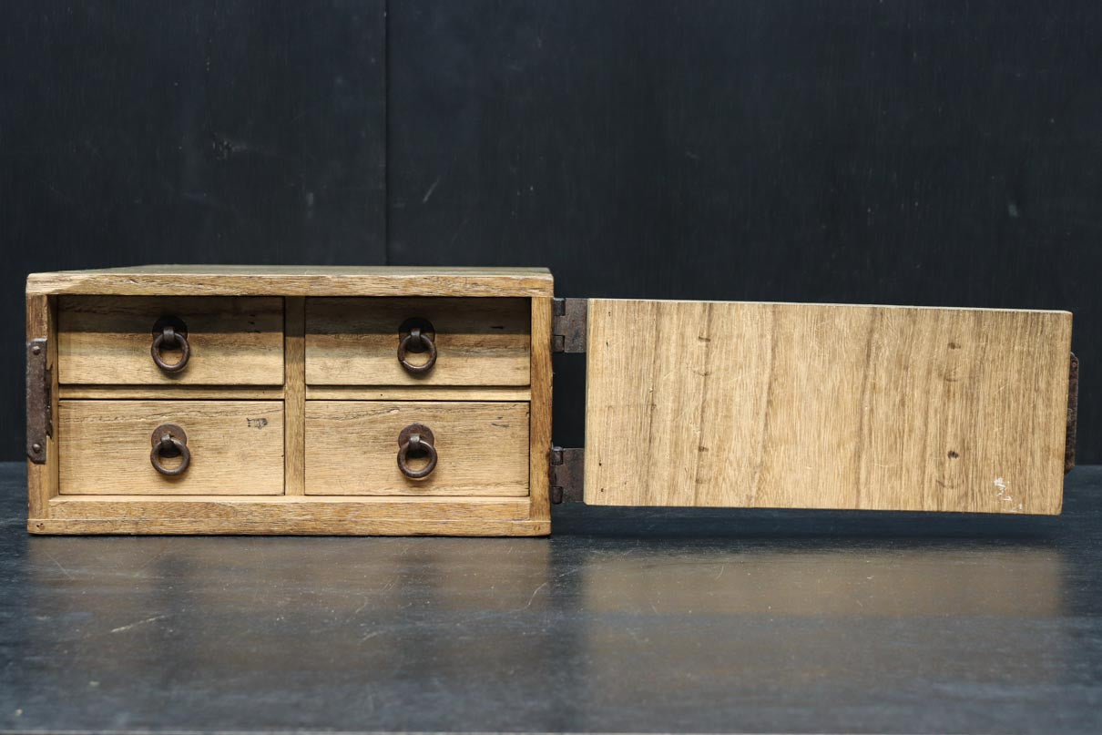 素朴な面持ちある開き戸付き変わり小箪笥　DC8179