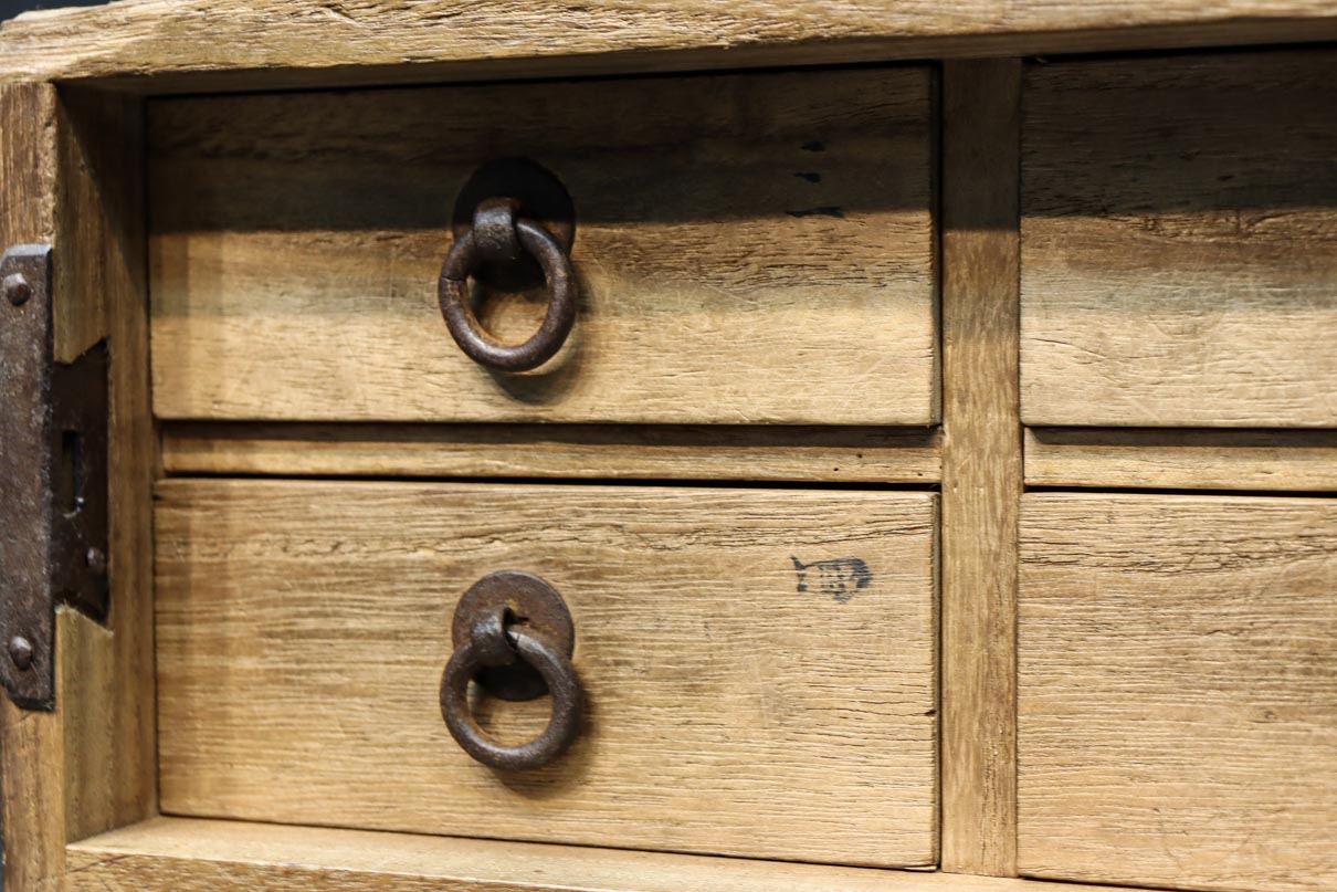 素朴な面持ちある開き戸付き変わり小箪笥　DC8179