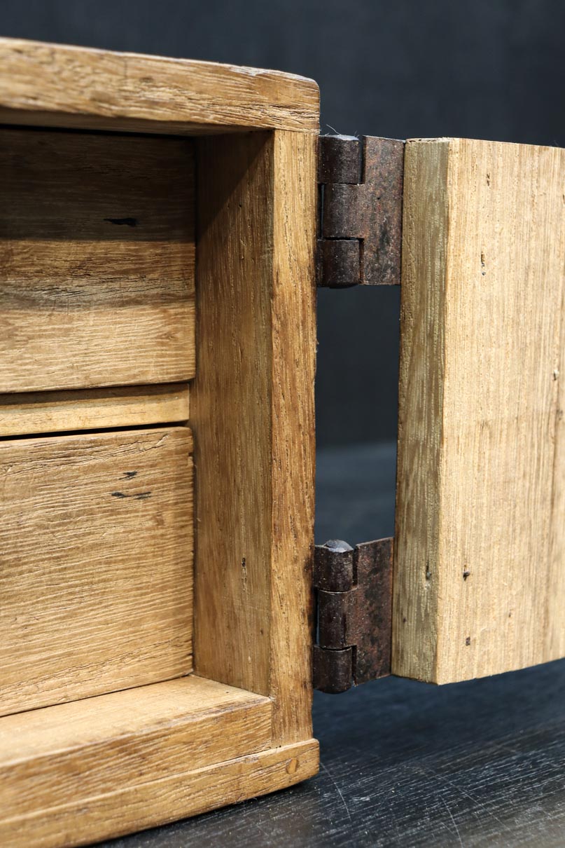 素朴な面持ちある開き戸付き変わり小箪笥　DC8179