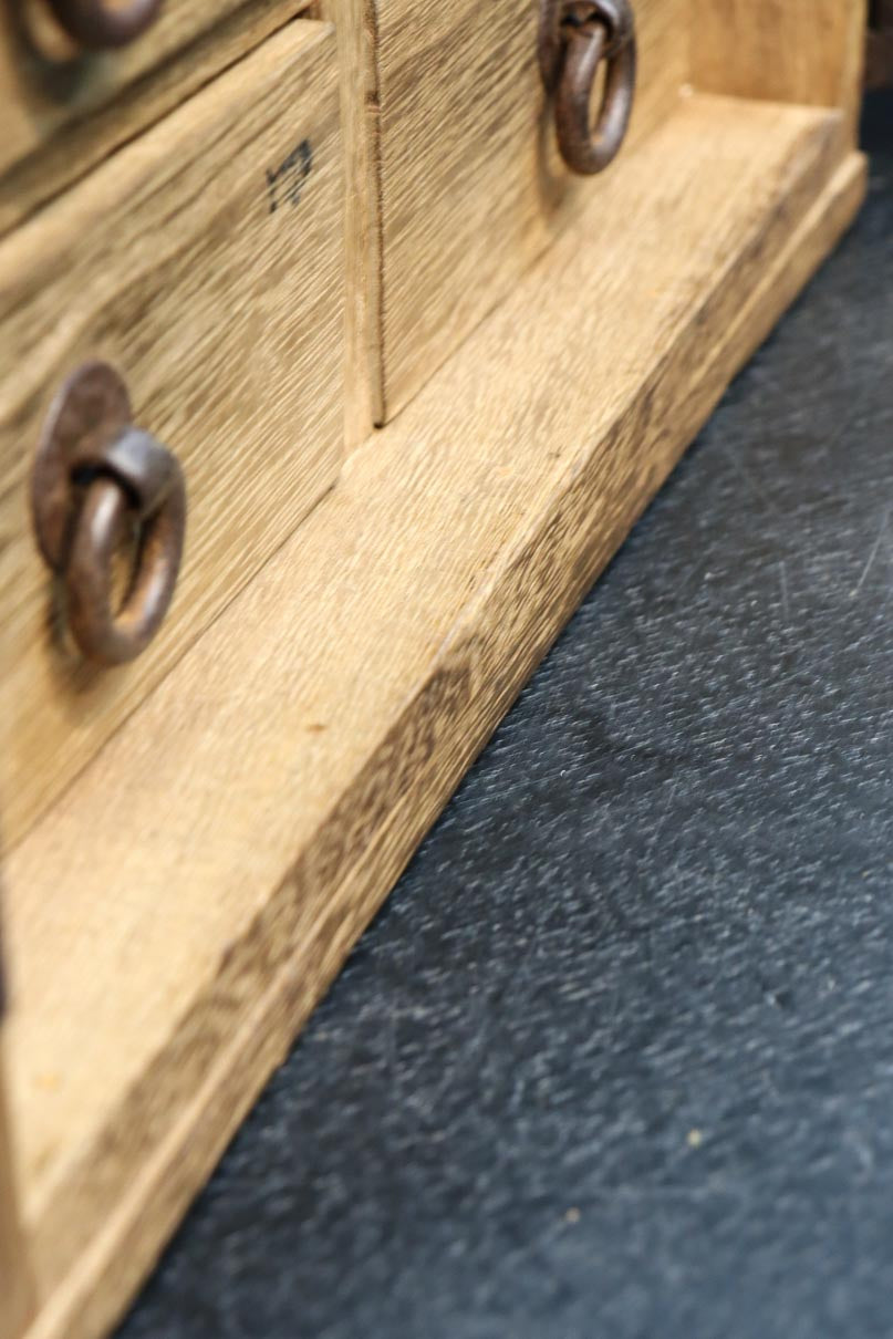 素朴な面持ちある開き戸付き変わり小箪笥　DC8179