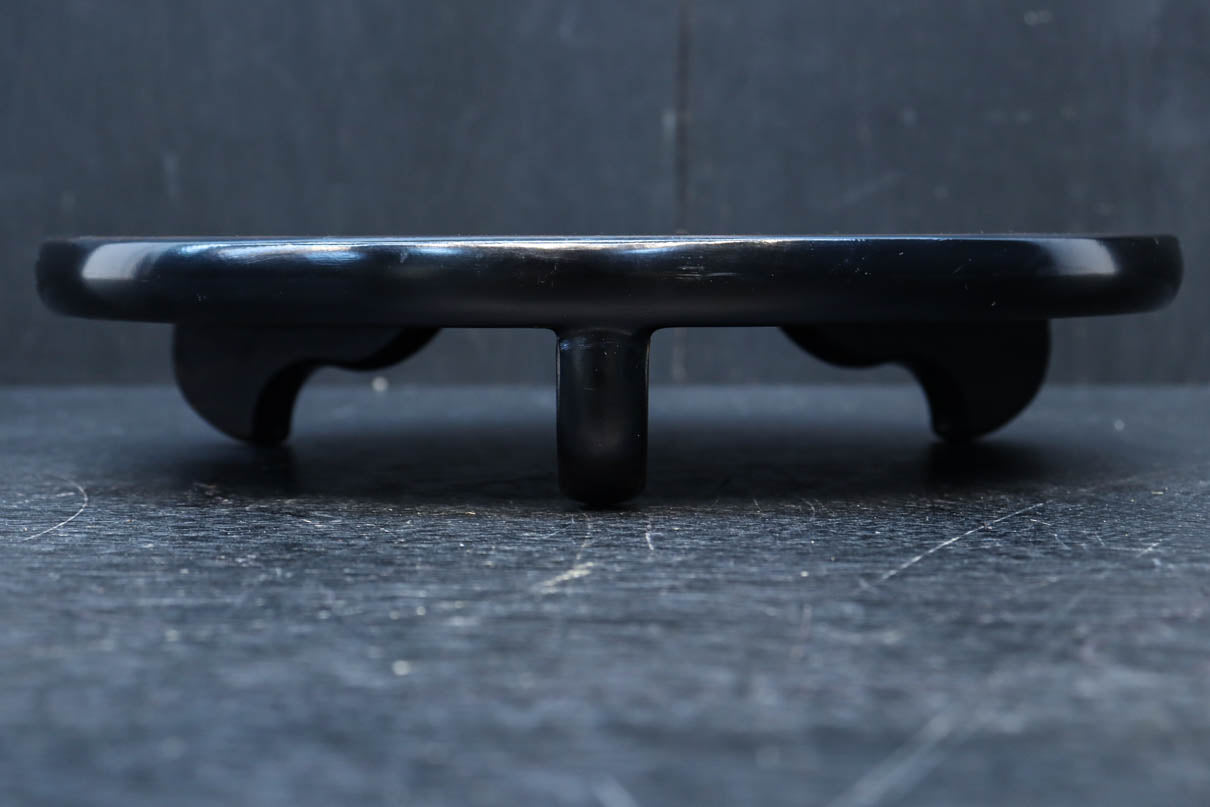 小サイズ!! 三本脚で趣きある縞黒檀の丸型置台　DC8182