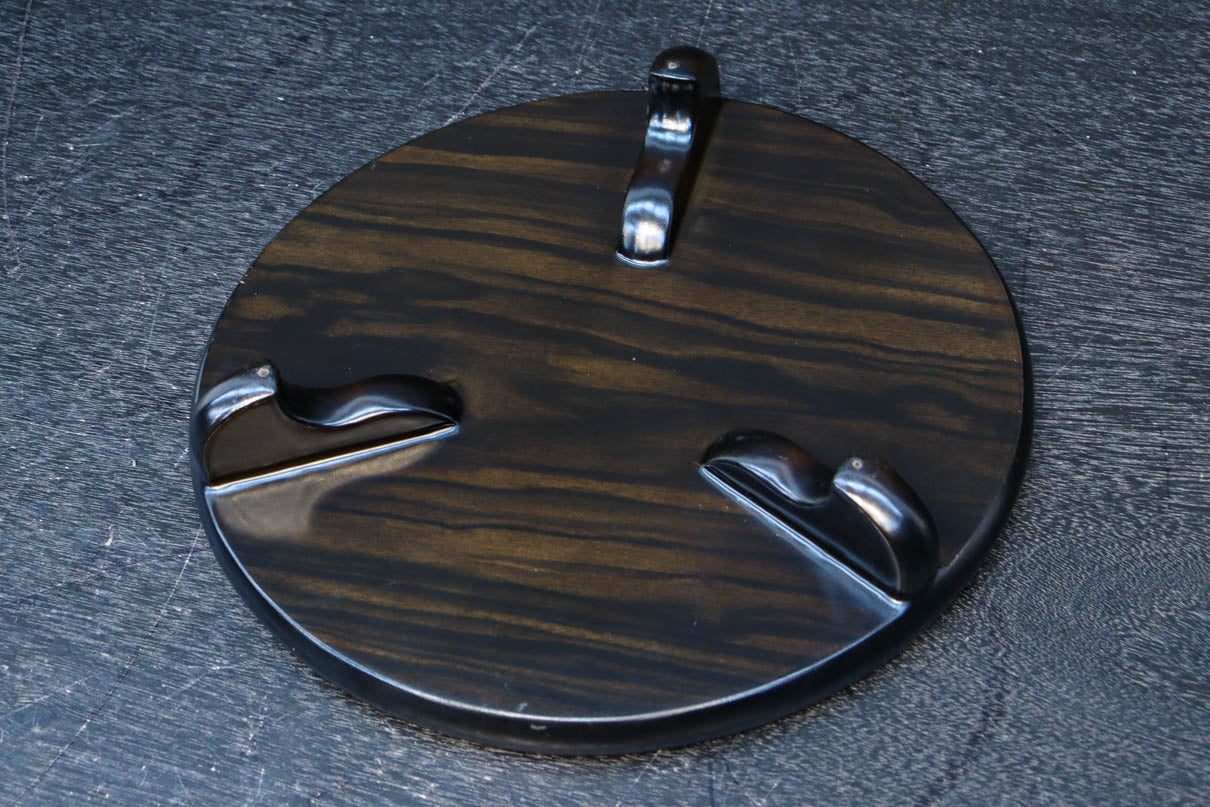 小サイズ!! 三本脚で趣きある縞黒檀の丸型置台　DC8182