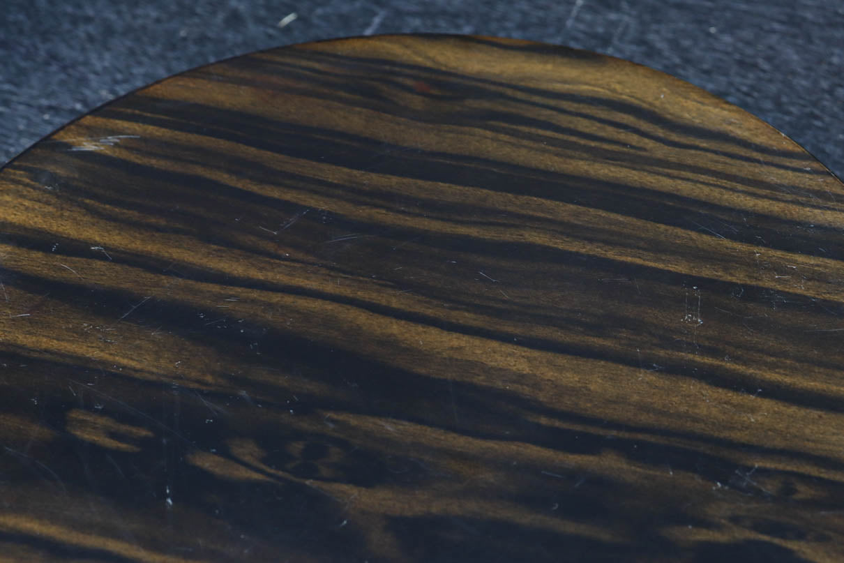 小サイズ!! 三本脚で趣きある縞黒檀の丸型置台　DC8182