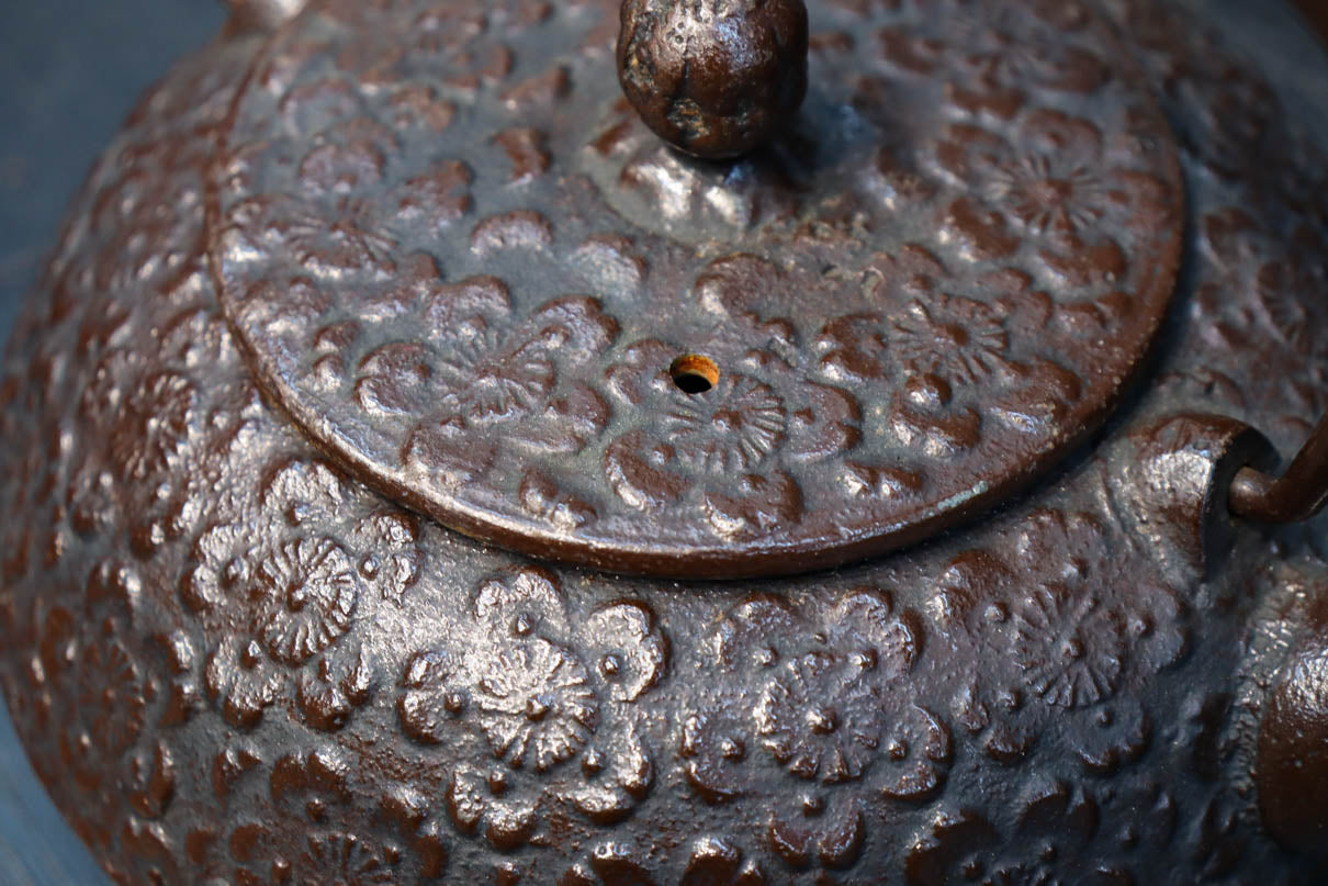 桜模様が浮かぶ小さな鉄瓶 DC8184 – 古福庵 [ KOFUKUAN