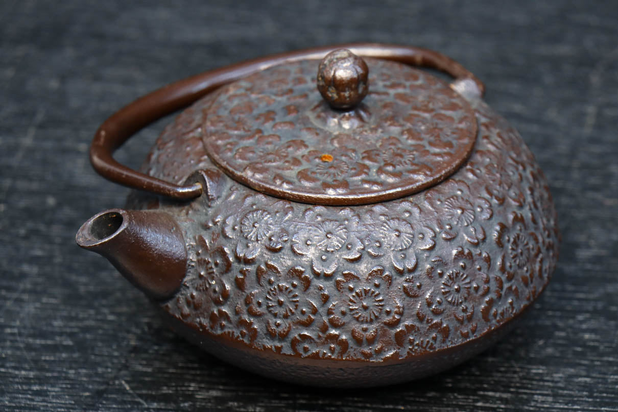 鉄製 花模様 鉄瓶 鋳鉄製 花模様 鉄瓶 南部鉄器 砂鉄製鉄瓶 | 南部型 桜 | 2L