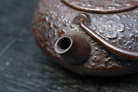 桜模様が浮かぶ小さな鉄瓶　DC8184