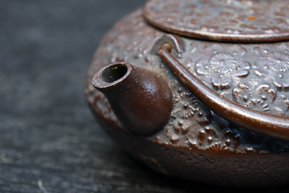 桜模様が浮かぶ小さな鉄瓶　DC8184