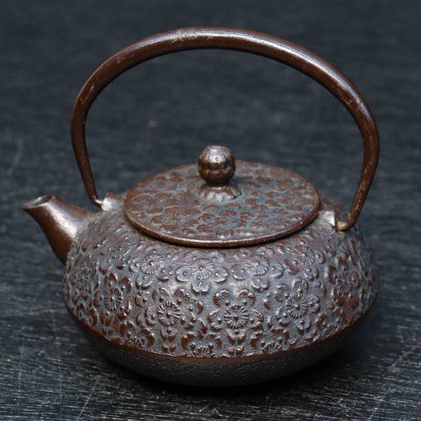 桜模様が浮かぶ小さな鉄瓶 DC8184 – 古福庵 [ KOFUKUAN