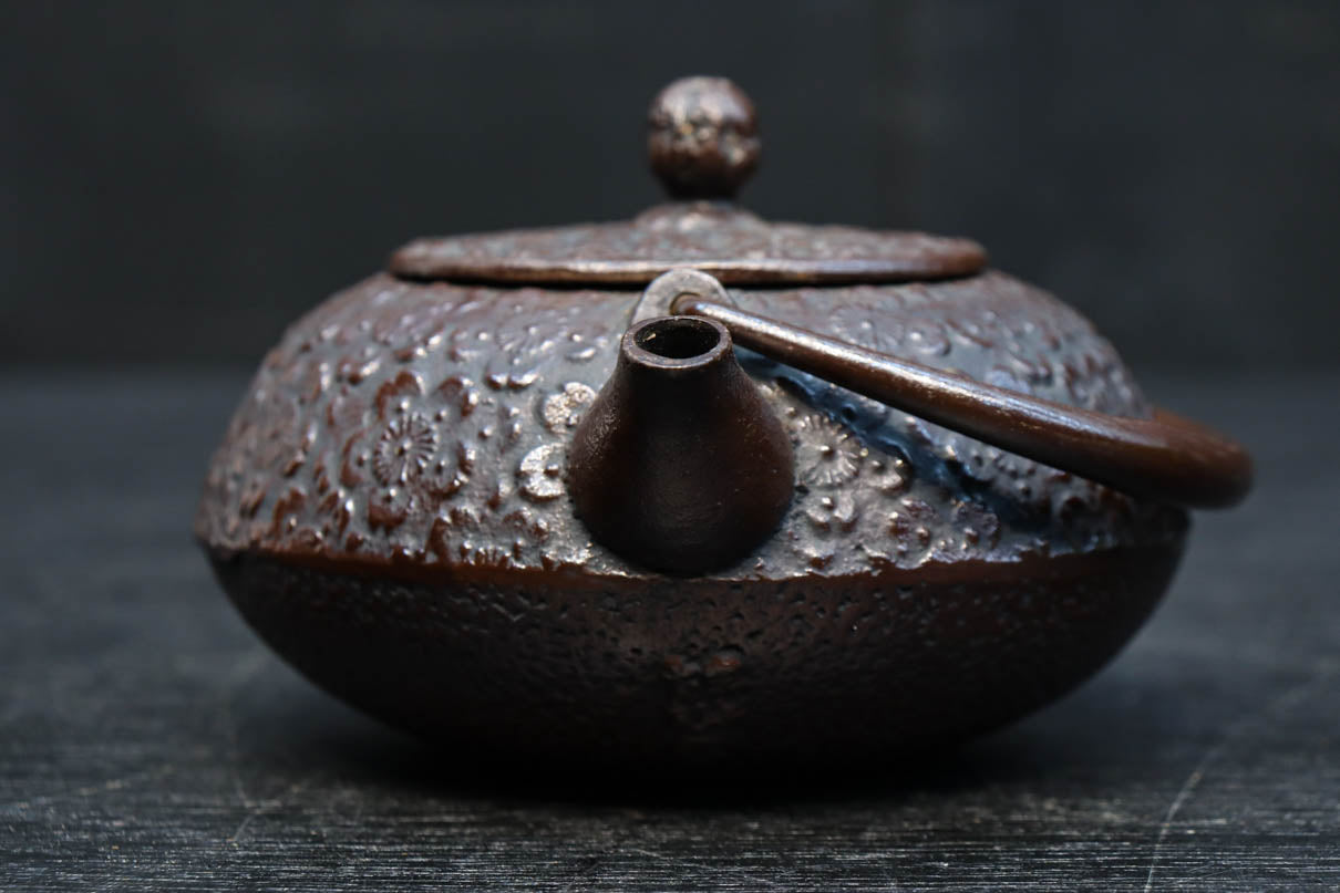 時代物　鉄瓶 浮彫りデザイン レトロ 鉄製浮彫り動物デザイン鉄瓶 レトロ 鉄製浮彫り動物