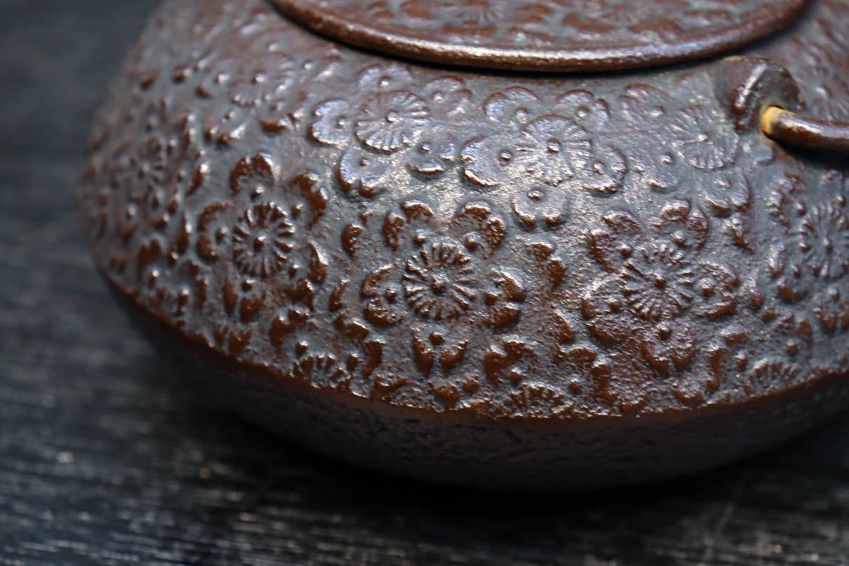 黒い鋳鉄製鉄瓶 花模様 リサイクル南部鉄瓶 砂鉄 南部型 2.0L 桜模様 – MATEC PRODUCTS