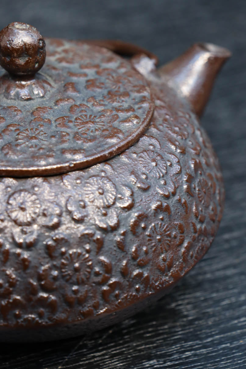 桜模様が浮かぶ小さな鉄瓶 DC8184 – 古福庵 [ KOFUKUAN